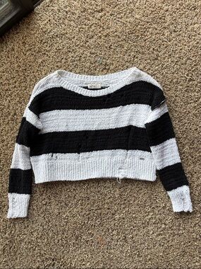 Striped Black & White Cropped Sweater - Brand: Unknown